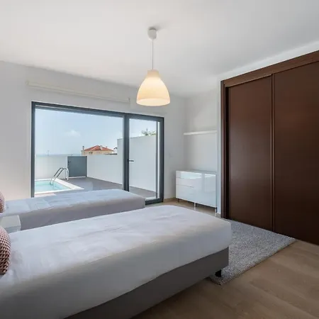 빌라 Stunning Villa Areia Branca With Sea View 로리냐